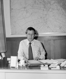 884258 Portret van dhr. Schuit, medewerker van het Gemeentelijk Energiebedrijf (G.E.B., Nicolaas Beetsstraat 3) te Utrecht.